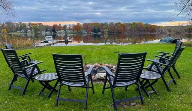Private Lake Escape with 4 Kayaks, Pedal boat, Fire Pit & Beautiful Sunrise View