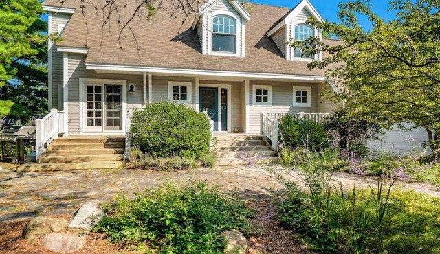 Private lakefront house in great location with private beach, great views
