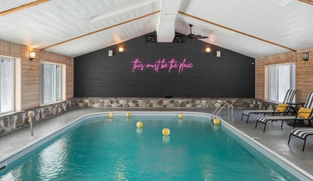 Private Lodge-Sleeps 22-Near Boyne-Indoor Pool-Game Rooms-Pets Welcome
