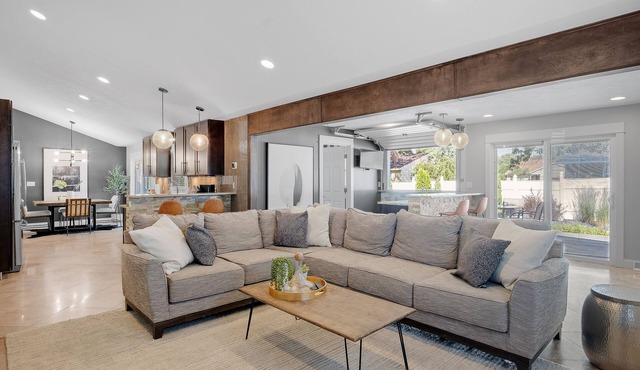 Private Pool, Hottub, Steamshower just 10 minutes from Grand Rapids