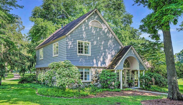 Professionally designed home on golf course w/golf course view, gas grill, patio