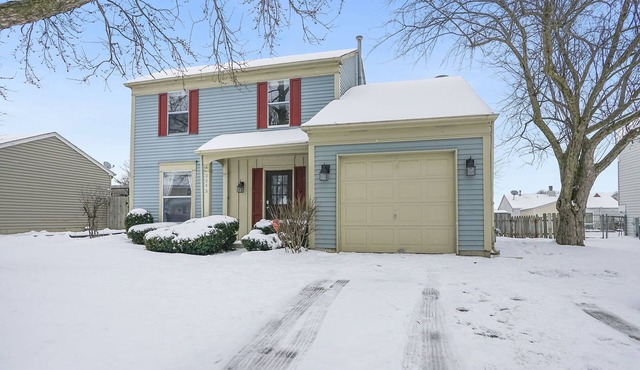 PROMO 10% WEEKLY AND 15% MONTHLY OFF Naperville/Aurora, King Bed, Fenced Yard!