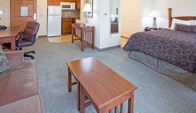 Queen Studio Suite w/Kitchenette in Oconomowoc