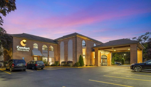 Quick Access to Chicago + Free Breakfast & Parking