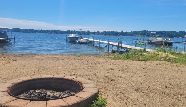 Quiet lakefront home on Ore Lake, 25 minutes to the Big House, Michigan Stadium