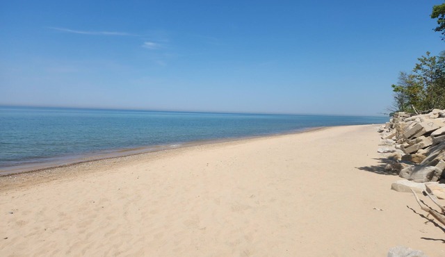 Quiet setting 15 min from Saugatuck/South Haven with easy beach access