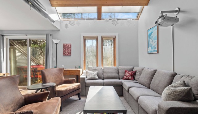 Quintessential Vermont Mtn. Escape with with Pool, Grill, Pickleball