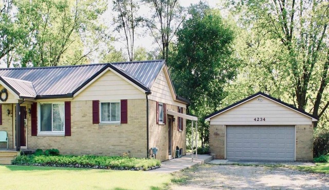 Ranch in country. 3 bed 2 bath, beautiful 1 acre. Long short term available