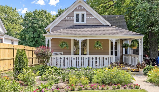Re-imagined 1880's cottage walking distance to Highwood, Metra, Lake Michigan
