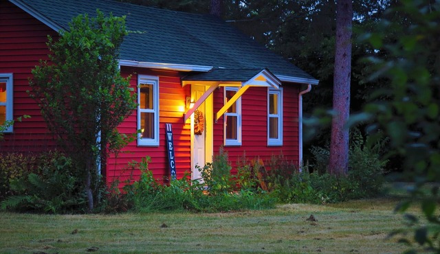 Red Riverfront Cottage w/Firepit & Swings, Blackhawk on the Fox!