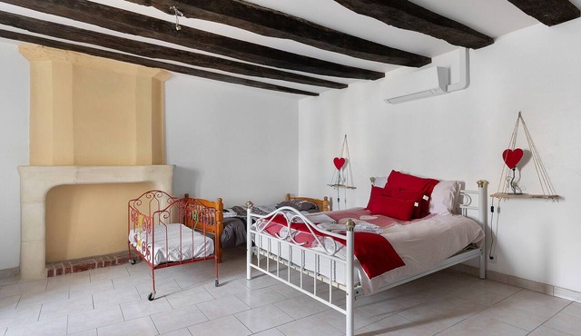 Red Room 20m² Private Bathroom with Brunch