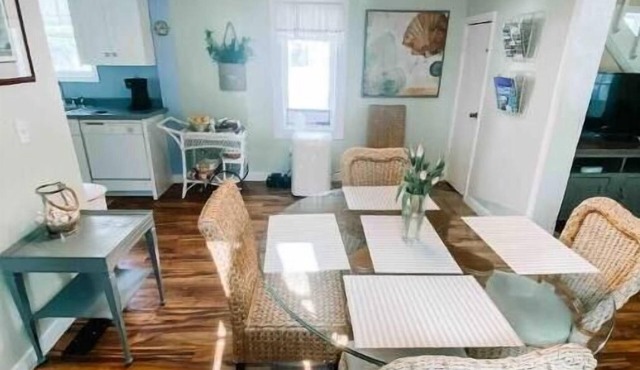 Relax at Cherry Street Cottage Near the Beach