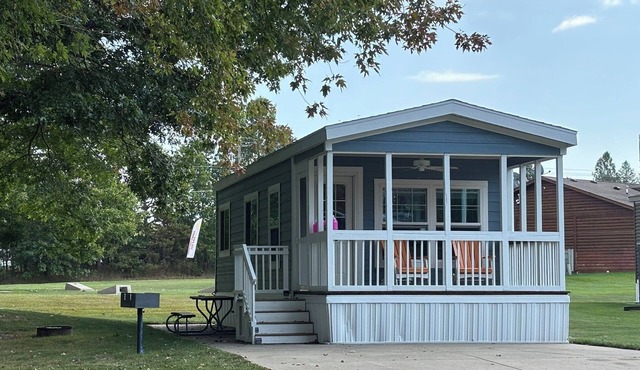 Relaxing 2-Bedroom Cabin in Sun Retreats Campground Fun Place for Families!