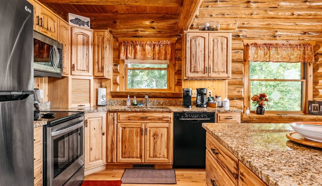 Relaxing Lakefront Log Cabin home on Clam Lake!
