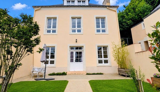 Renovated riverside cottage for 6, near center, parking and wifi