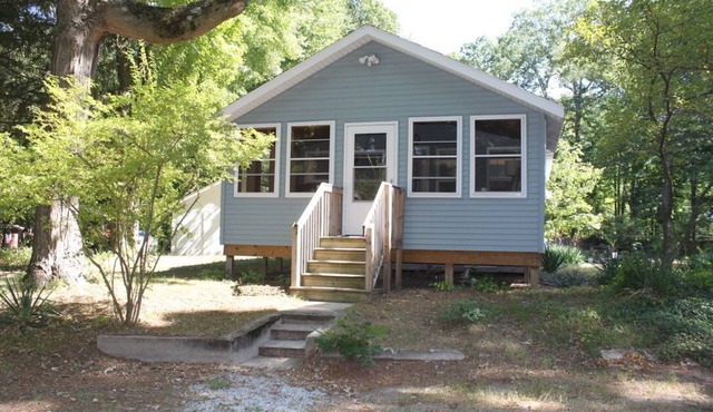 Restored 1920's peaceful, lakeside cottage