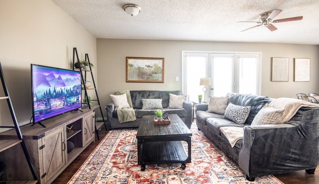 Ridge Retreats - Unit C: King Bed/Hilltop View/TVs