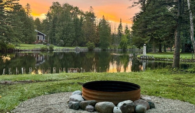 River Pines~Downtown Waterfront Wildlife Watching! Firepit,Snowmobile,2 King Bds