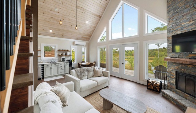 Riverfront Chalet in Tatamagouche. Fireplace, Firepit, BBQ + Soaker Tub in Waughs River