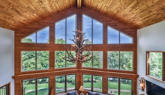 Riverfront Luxury with 5 bedrooms & Private Pool! 35 Minutes to Granite Peak!