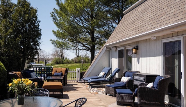 Riverfront Retreat, Hot Tub, Walk to Beach + Downtown, Kayaks & Bikes!