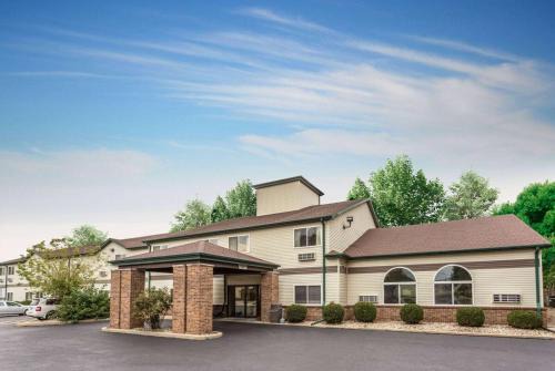Rock Island Inn & Suites Streator , IL in Delbert Egan Housing Project