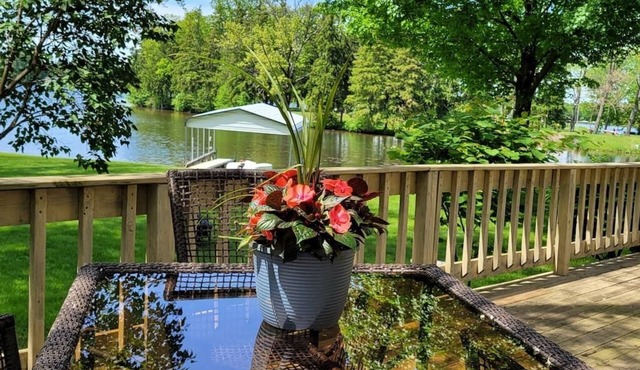 Romantic 1 BR Lakeside Cottage w/KING BED