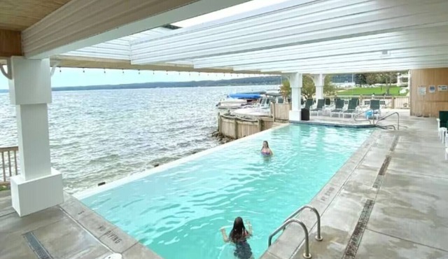 Romantic Hideaway Studio—Pool & Hot Tub—Lake Michigan Access—2 Kayaks Provided!