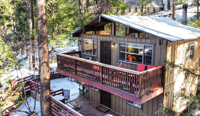 Romantic, Pet-Friendly Cabin. 5-min walk to Lake. 2 BBQ + 2 Decks + Fire Pit/EV in Crestline