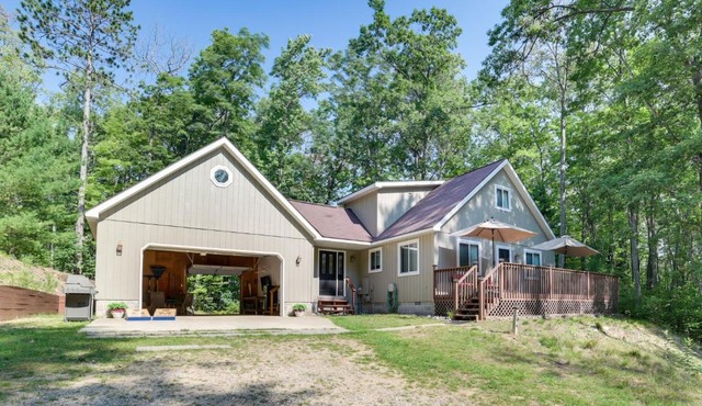 Roscommon Retreat w/Deck ~ 1 Mile to Higgins Lake