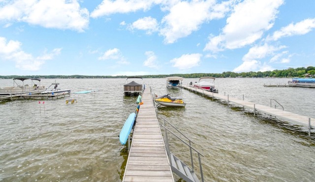 Round Lake Retreat Sleeps 10 w/6 person Hot tub optional Pontoon Boat