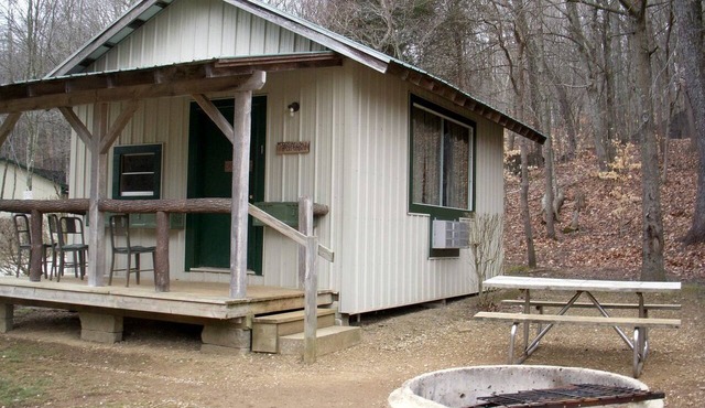 Rustic Cabin Perfect for Small Groups with Picnic Space in Indiana