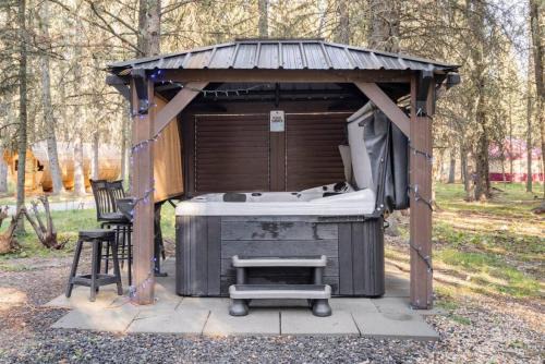 Rustic Cozy Cabin with hot tub in Bragg Creek