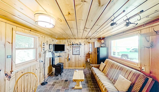 Rustic getaway on Crystal Lake w/firepit, guest house & private dock