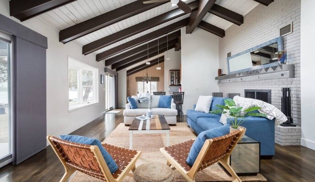 Sandbar Cedar Cottage on Lake Leelanau