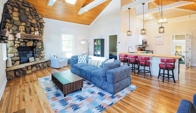 Schoolhouse - 4- Bedroom - King Bed, Game Room, Large Fenced Yard - Dog Friendly