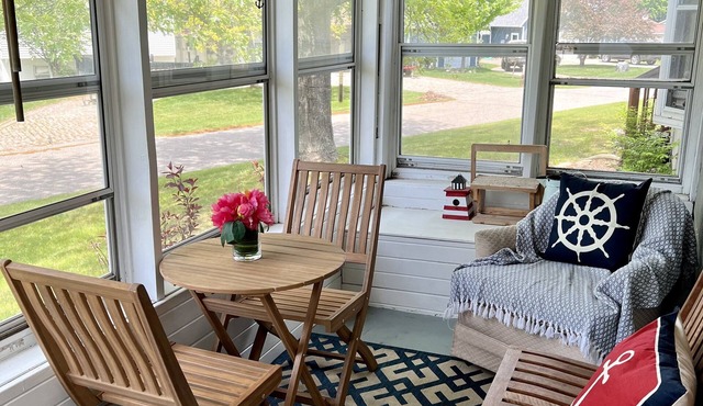 Screened porch, Lake Huron views, quiet sub, walk to beach and town in minutes!