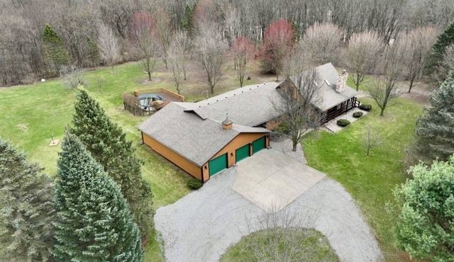 Secluded 3400 Sq Ft Log Cabin Retreat with Modern Comforts & Screne Nature views