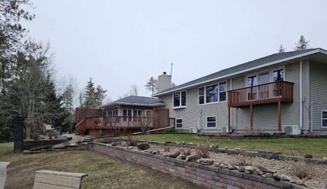 Secluded 6-bedroom Lake House