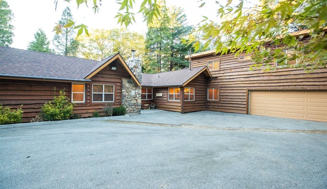 Secluded cabin on 20 beautiful, wooded acres. Hot tub, 3 fireplaces, pool table.