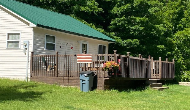 Secluded Deerfoot cabin getaway with WIFI near Trout Lake