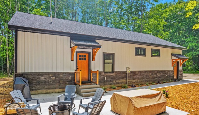Secluded Getaway, Centrally located newly built barndo, AC & WIFI