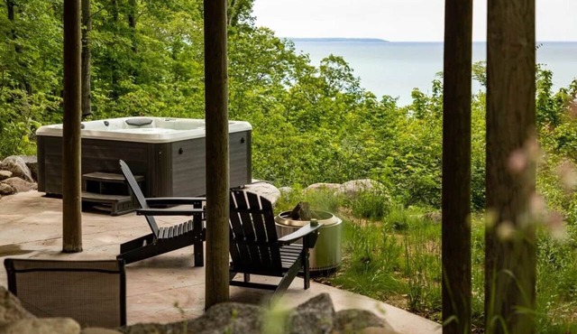 Secluded Log Cabin-Lake Michigan Views-Hot Tub & 11 Private Acres — Dogs Welcome