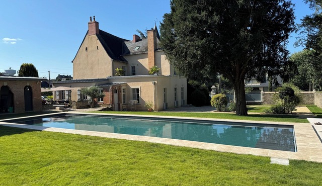 Self-contained apartment on private property, near Laval's hypercentre