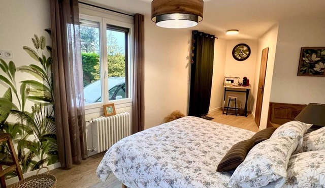 Self-contained guest room, right in the center of town, private areas (parking, garden).