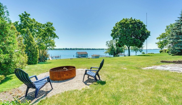 Serene Riverfront St. Clair Studio: Walk to Dtwn!