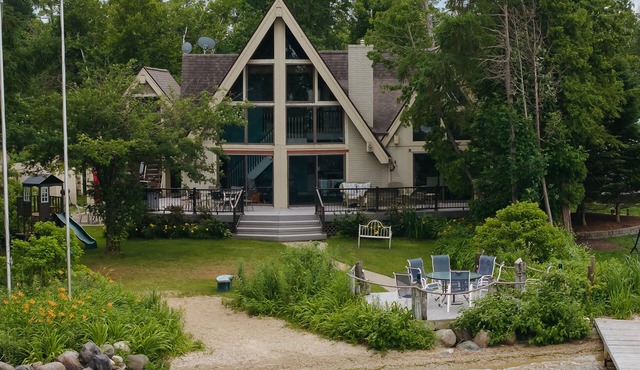 Serenity Shores on Lake Skegemog~ Boat, Ski & Sip!