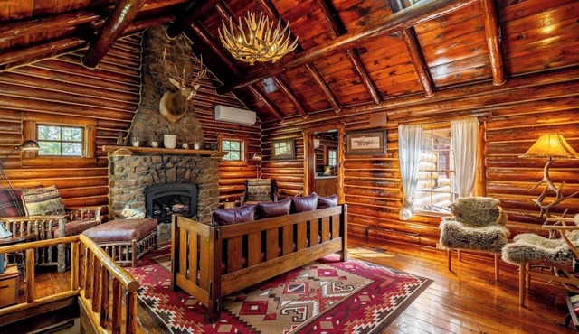 Shell Town Cabin- Classis Log Cabin, Large Fireplace, Base of the Bighorns Location in Shell