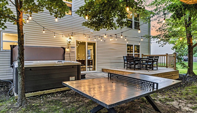 Shuffleboard~Hot Tub~Arcade~Foosball~Spacious for Groups~7 Min to Ruoff