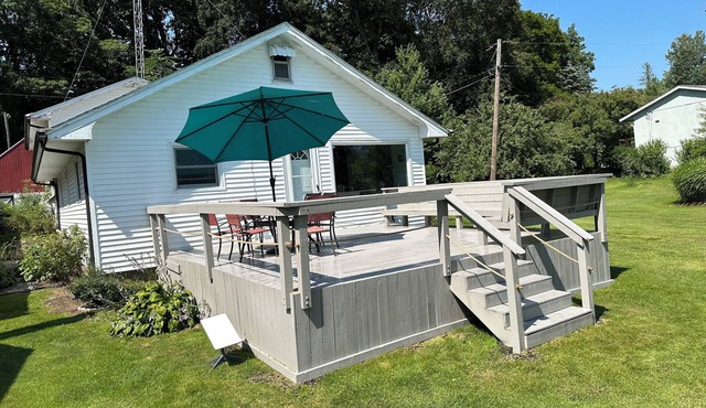Sister Lakes Getaway - Family & Friends - Pet-Friendly - Massive deck & fire pit